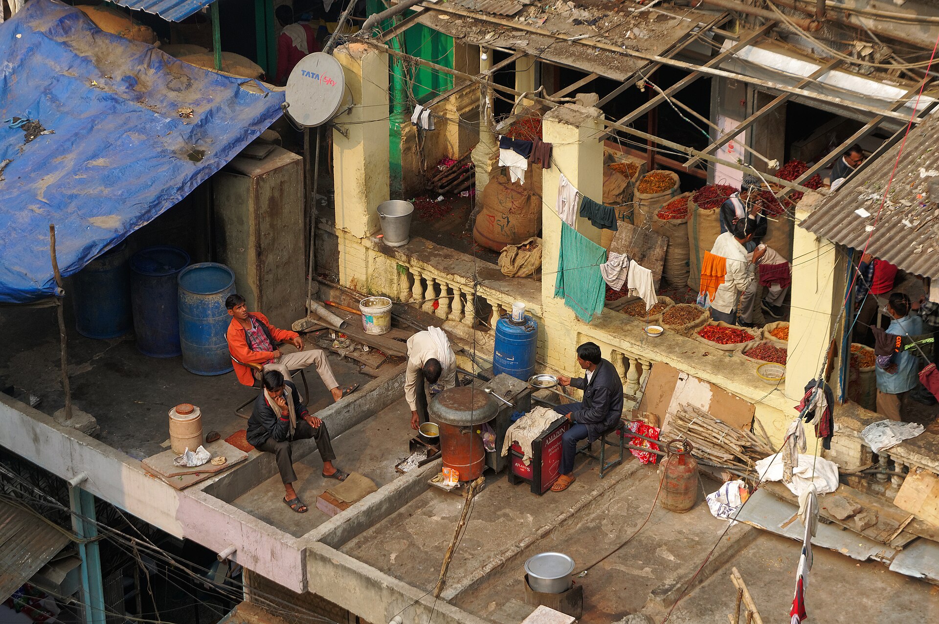 Прилавок восточного рынка специй: горы молотой паприки, куркумы и перца в открытых мешках